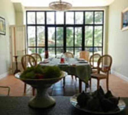 A La Reine Bed & Breakfast Monbequi
